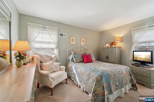 15 Ella Lane, Wayne, NJ 07470