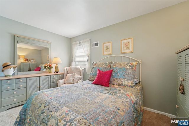 15 Ella Lane, Wayne, NJ 07470