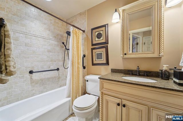 15 Ella Lane, Wayne, NJ 07470