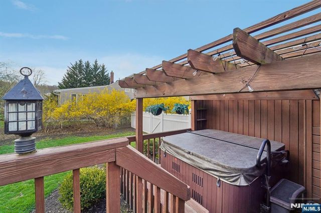 15 Ella Lane, Wayne, NJ 07470