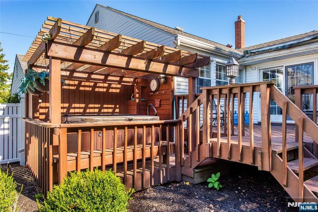 15 Ella Lane, Wayne, NJ 07470
