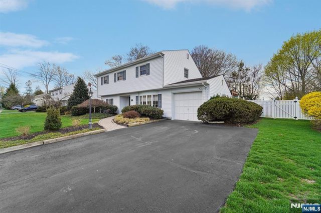 15 Ella Lane, Wayne, NJ 07470