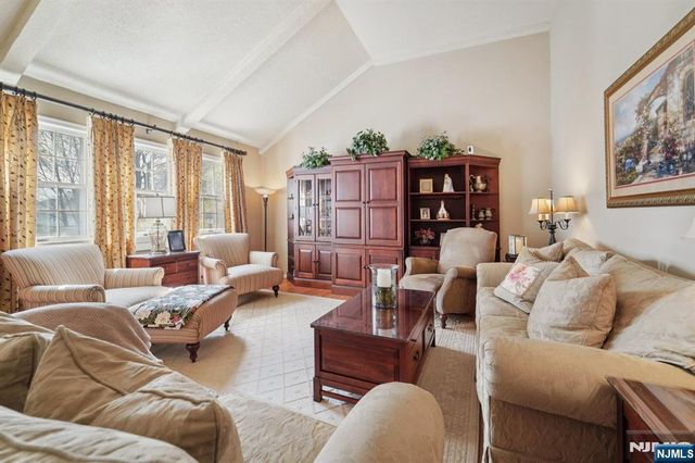 15 Ella Lane, Wayne, NJ 07470