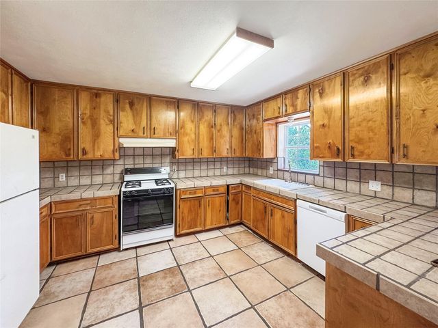 1101 Days End RD, Wimberley, TX 78676