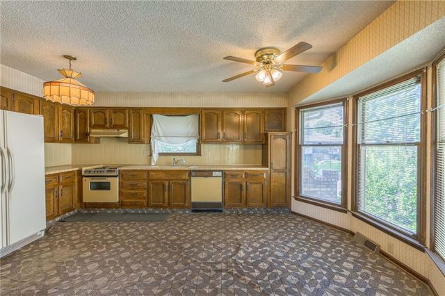 16312 E 28th Street, Independence, MO 64055