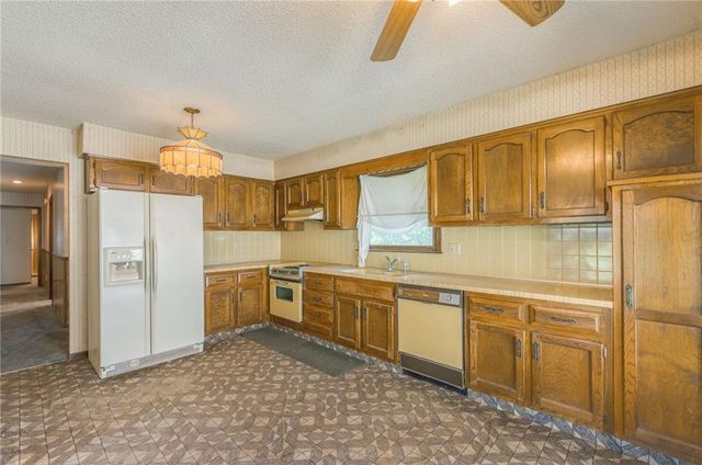 16312 E 28th Street, Independence, MO 64055