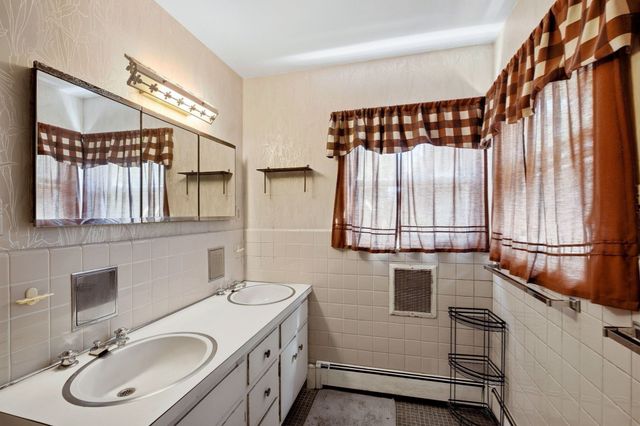 205 Gardner Rd, Brookline, MA 02445