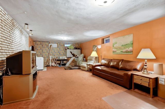 205 Gardner Rd, Brookline, MA 02445