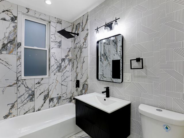 4918 W Fulton Street, Chicago, IL 60644