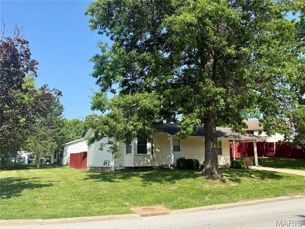 Image 2 of property listing at 1415 Cinnamon Hills Drive, St Peters, MO 63303
