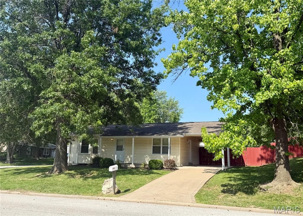Image 3 of property listing at 1415 Cinnamon Hills Drive, St Peters, MO 63303