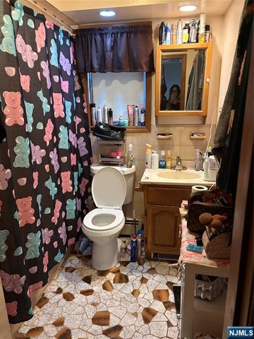 26 Grandview Avenue, Oakland, NJ 07436