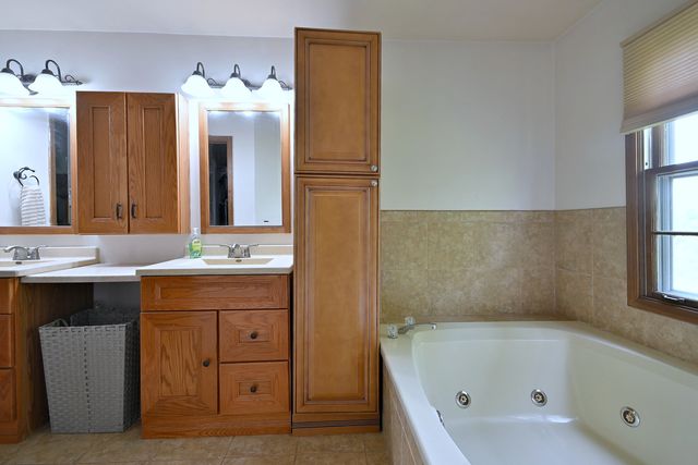 27W168 Chartwell Drive, Winfield, IL 60190