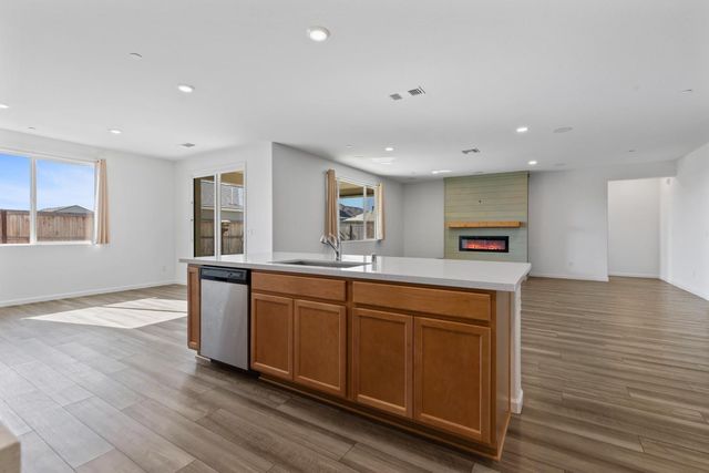 7634 Path Dr, Hughson, CA 95326