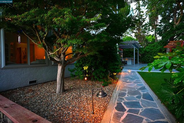 35 Harmony Ln, Walnut Creek, CA 94597