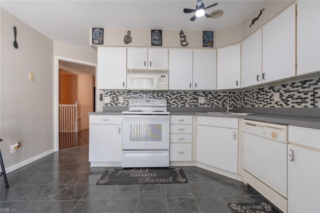 547 Seahorse RN, Chesapeake, VA 23320