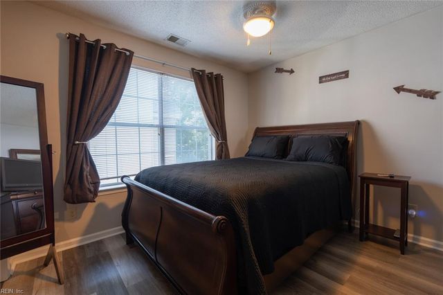 547 Seahorse RN, Chesapeake, VA 23320