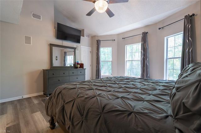 547 Seahorse RN, Chesapeake, VA 23320