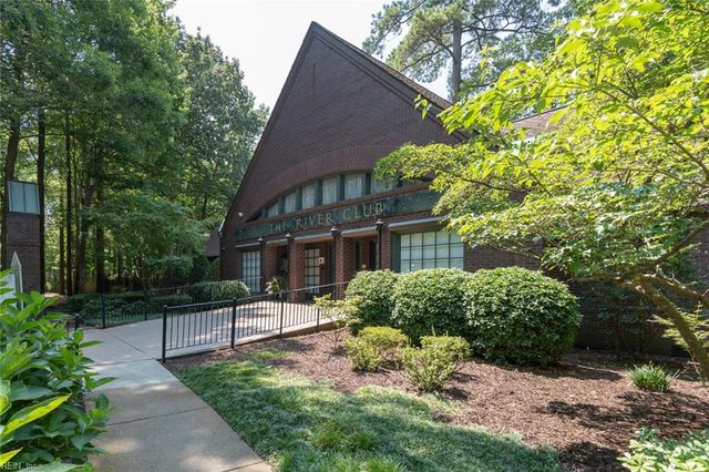 547 Seahorse RN, Chesapeake, VA 23320