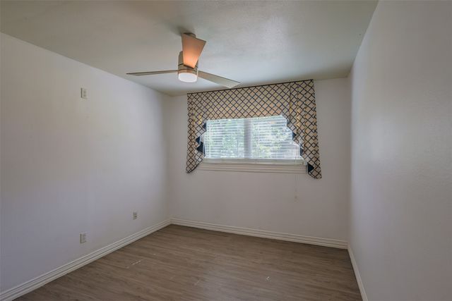 733 Thersa Drive, River Oaks, TX 76114