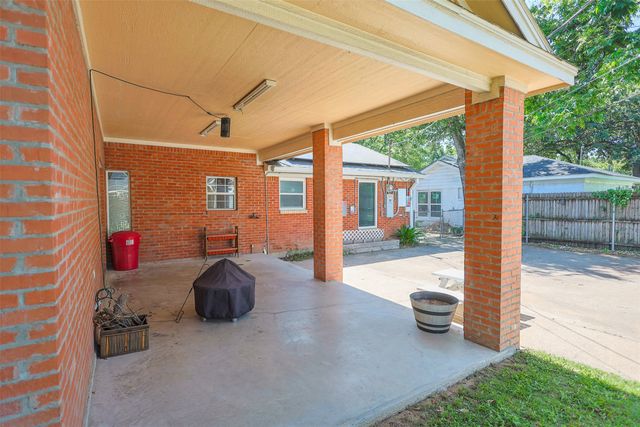 733 Thersa Drive, River Oaks, TX 76114