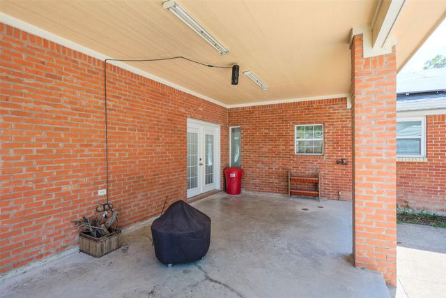 733 Thersa Drive, River Oaks, TX 76114