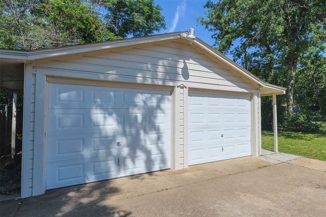 733 Thersa Drive, River Oaks, TX 76114