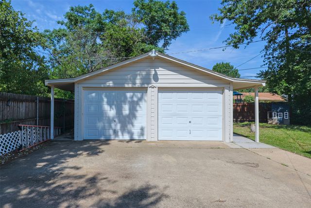 733 Thersa Drive, River Oaks, TX 76114