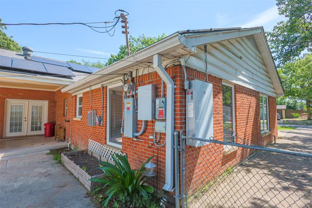 733 Thersa Drive, River Oaks, TX 76114