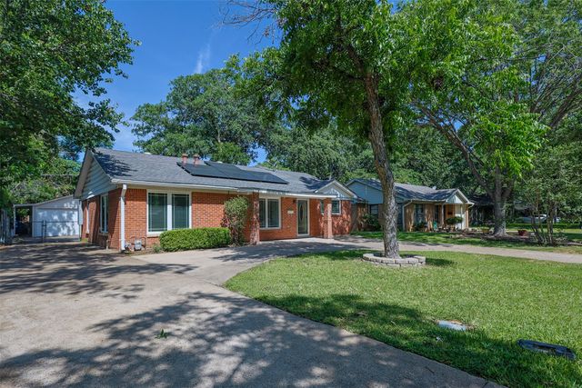 733 Thersa Drive, River Oaks, TX 76114