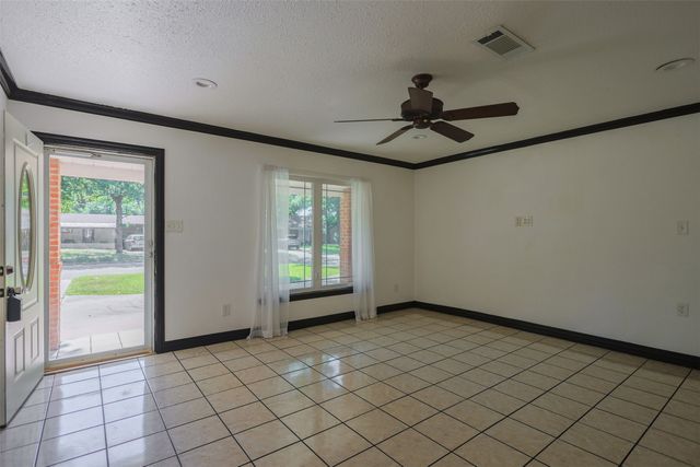 733 Thersa Drive, River Oaks, TX 76114