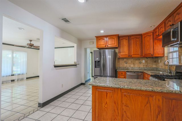 733 Thersa Drive, River Oaks, TX 76114