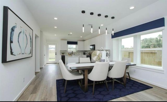 104 Lisa Marie Drive, Angleton, TX 77515