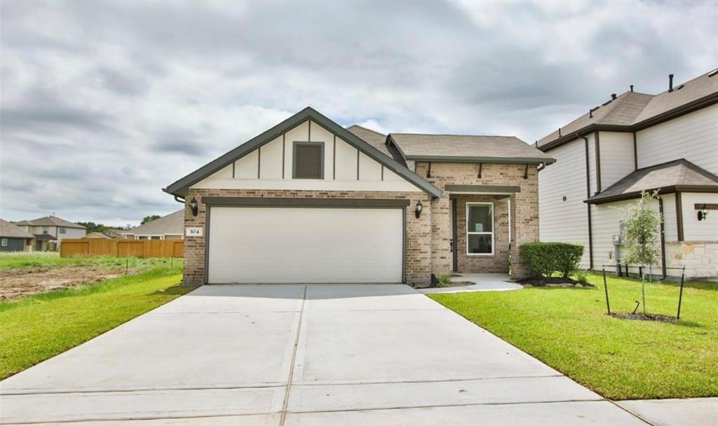 104 Lisa Marie Drive, Angleton, TX 77515