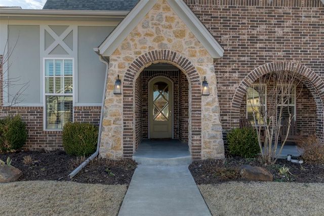 1909 Plaza District Drive, Edmond, OK 73034