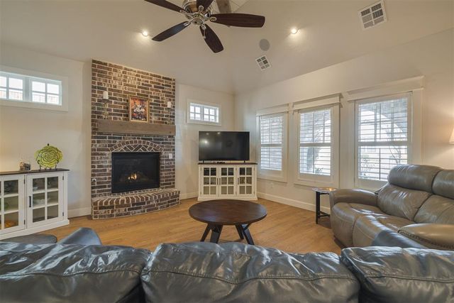 1909 Plaza District Drive, Edmond, OK 73034