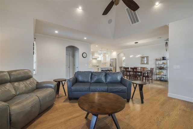 1909 Plaza District Drive, Edmond, OK 73034