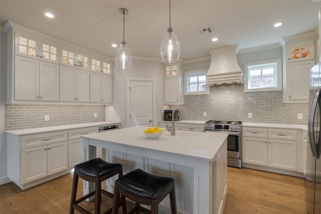 1909 Plaza District Drive, Edmond, OK 73034