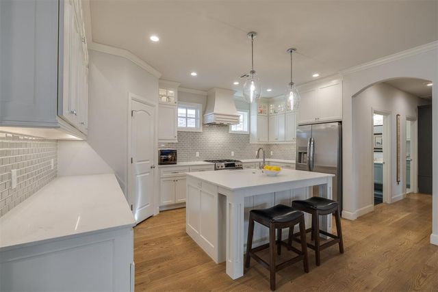 1909 Plaza District Drive, Edmond, OK 73034