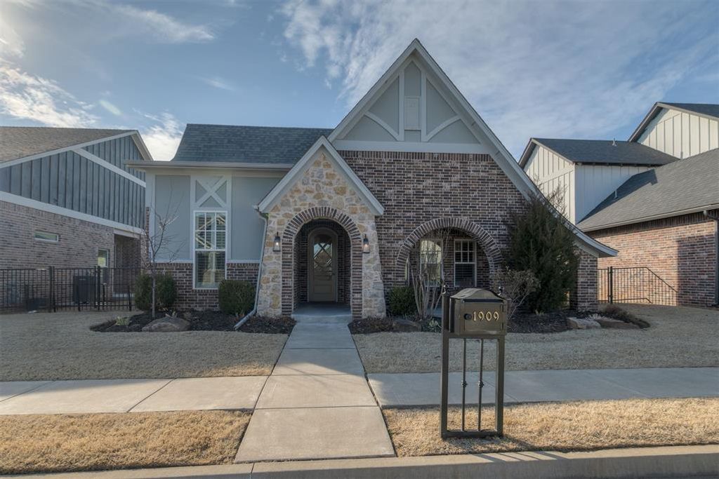 1909 Plaza District Drive, Edmond, OK 73034
