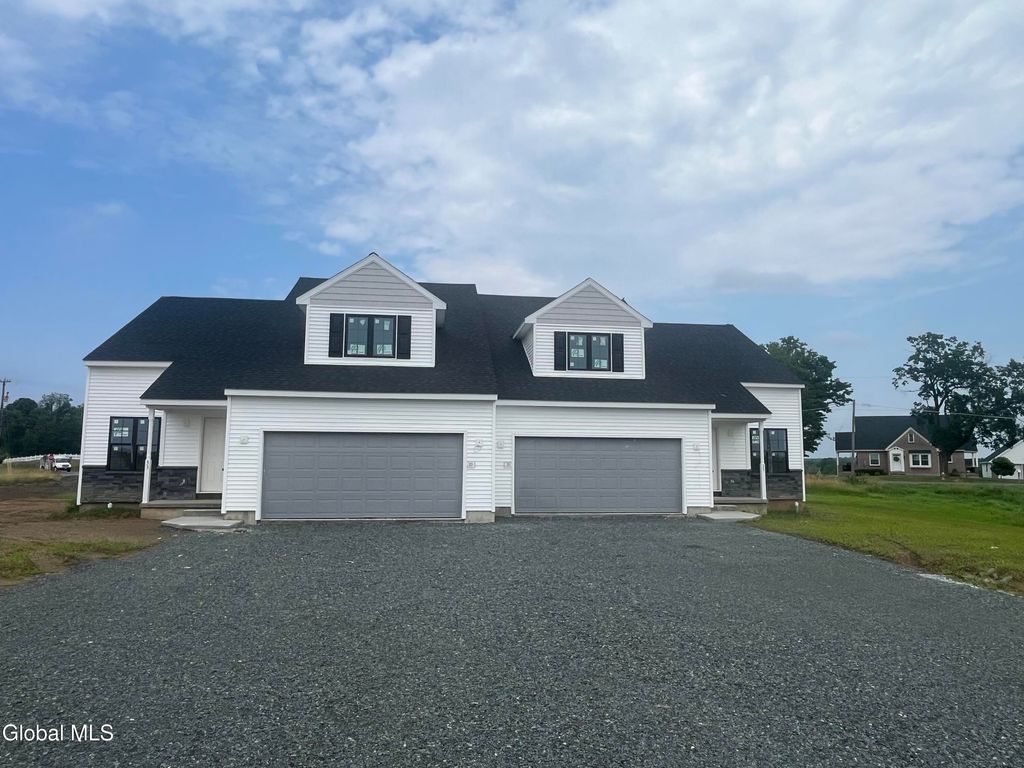 35 WALKE Way, Halfmoon, NY 12118