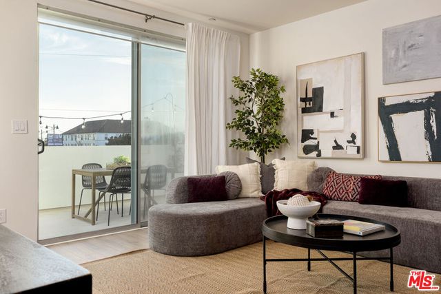 637 S Fairfax Avenue 202, Los Angeles, CA 90036