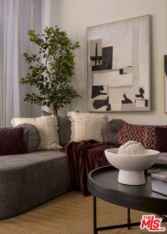 637 S Fairfax Avenue 202, Los Angeles, CA 90036