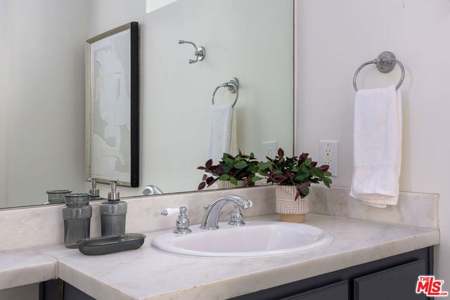 637 S Fairfax Avenue 202, Los Angeles, CA 90036