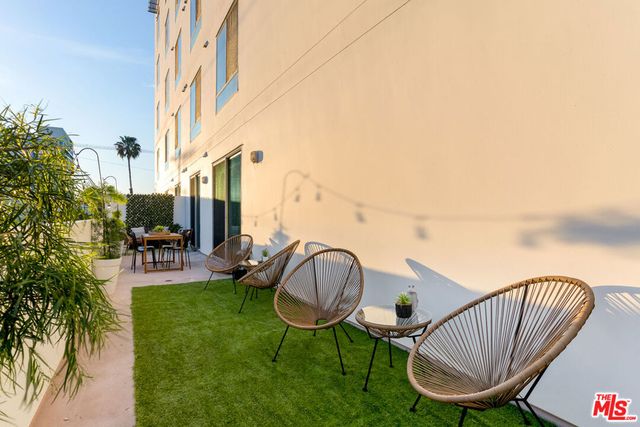 637 S Fairfax Avenue 202, Los Angeles, CA 90036