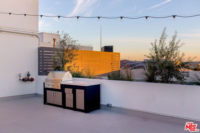 637 S Fairfax Avenue 202, Los Angeles, CA 90036