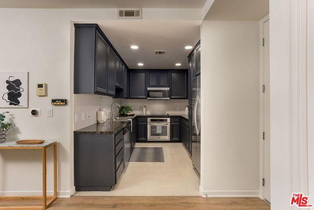 637 S Fairfax Avenue 202, Los Angeles, CA 90036