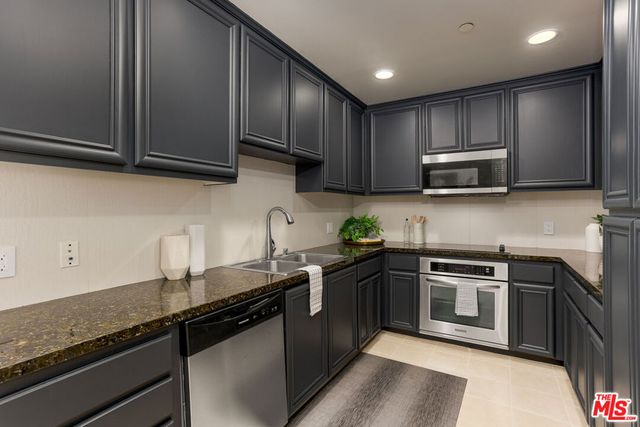 637 S Fairfax Avenue 202, Los Angeles, CA 90036