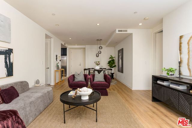 637 S Fairfax Avenue 202, Los Angeles, CA 90036