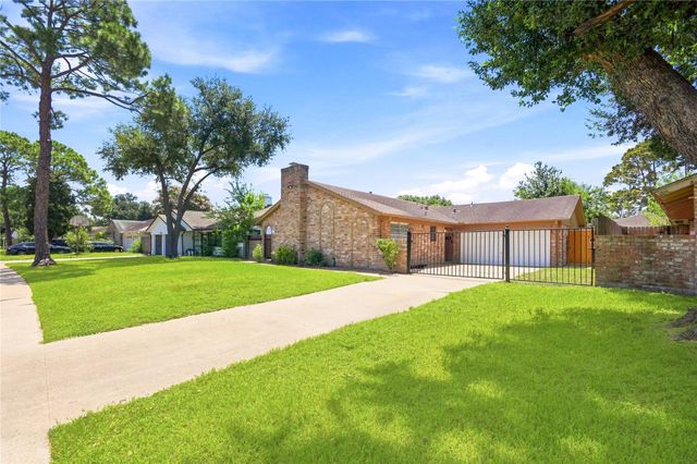 6215 Autumn Arbor Drive, Houston, TX 77092